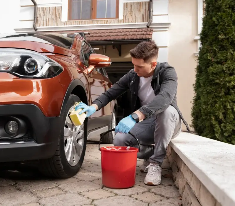 Lavage auto à domicile Ruillé-Froid-Fonds : professionnel intervenant sur un véhicule
